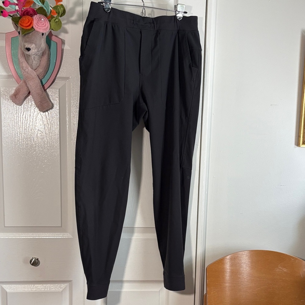 Lululemon Men’s  ABC jogger. Size L